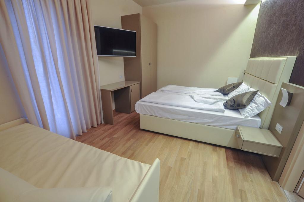 Hotel Dori Peschiera del Garda Rom bilde