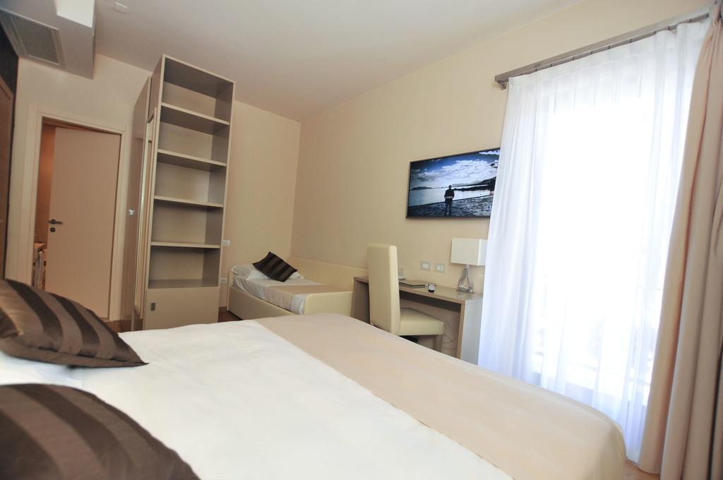 Hotel Dori Peschiera del Garda Rom bilde